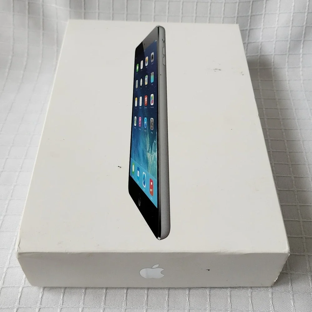 Apple iPad 1st Gen 32gb Silver A1337 WiFi 3g powers on Locked see Description‎